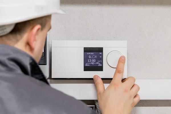 How Professional Technicians Address Common HVAC Problems